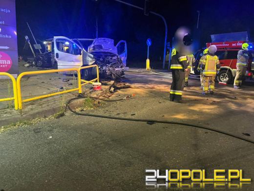 Zderzenie busa z osobówką w Grodźcu - dwie osoby ranne