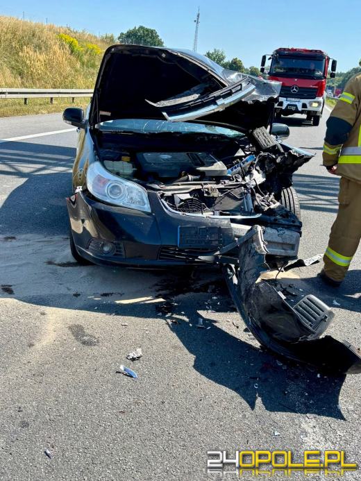 Wypadek trzech aut na A4. Jedna osoba w szpitalu, apel o tworzenie korytarza życia