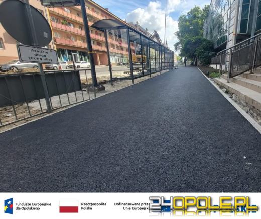 Nowa droga dla pieszych i rowerów na ulicy Ozimskiej nabiera kształtów