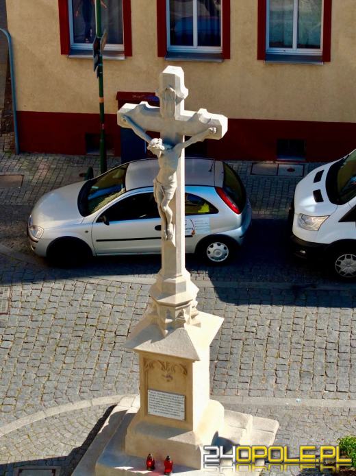 Zabytkowy krzyż na Placu Św. Sebastiana odzyskał dawny blask