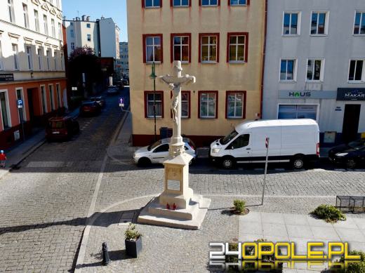 Zabytkowy krzyż na Placu Św. Sebastiana odzyskał dawny blask