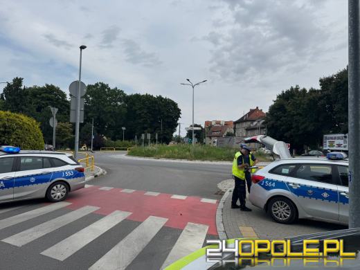 Wypadek w Namysłowie: Rowerzysta potrącony przez osobówkę przy rondzie Solidarności