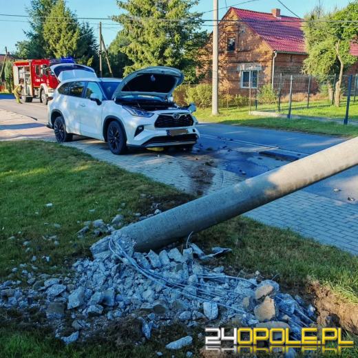 Samochód uderzył w słup energetyczny w Przeczowie