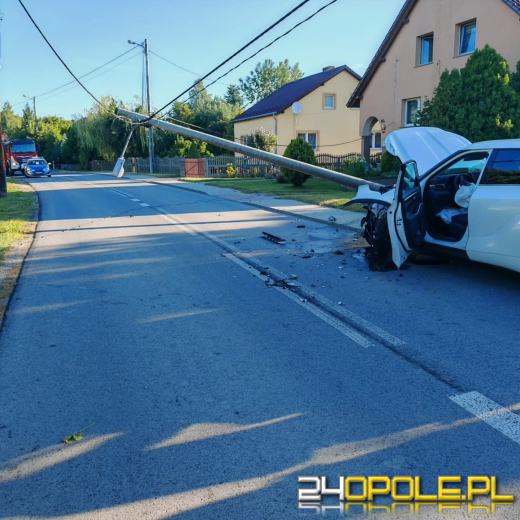 Samochód uderzył w słup energetyczny w Przeczowie