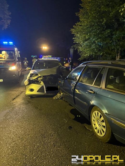 Zderzenie dwóch samochodów w Kadłubie Turawskim. Dwie osoby trafiły do szpitala