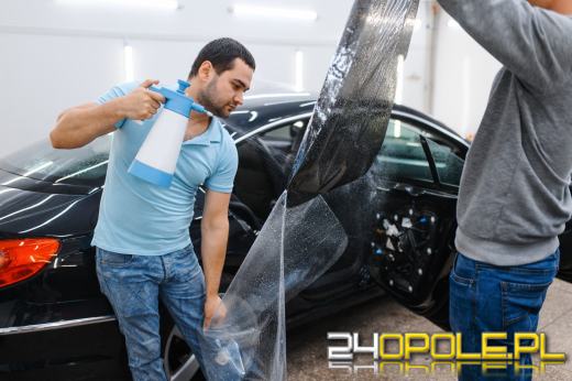 Reklama na samochód - magnesy czy folia? Przewodnik po skutecznych rozwiązaniach od SigmaDruk