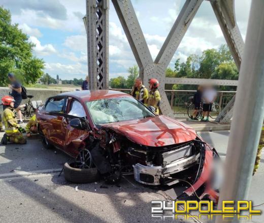 Pijany kierowca spowodował wypadek na moście w Brzegu. Droga była zablokowana