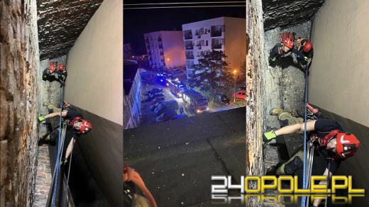 Z trzeciego piętra spadł w wąską szczelinę. Akcja ratunkowa w Prudniku