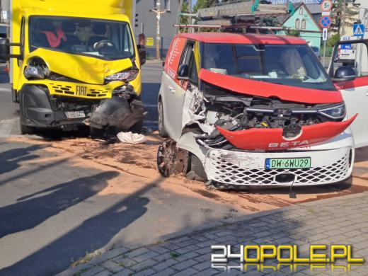 Zderzenie dwóch aut na skrzyżowaniu Oleskiej z Wiejską