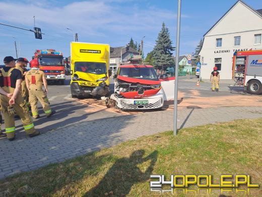 Zderzenie dwóch aut na skrzyżowaniu Oleskiej z Wiejską