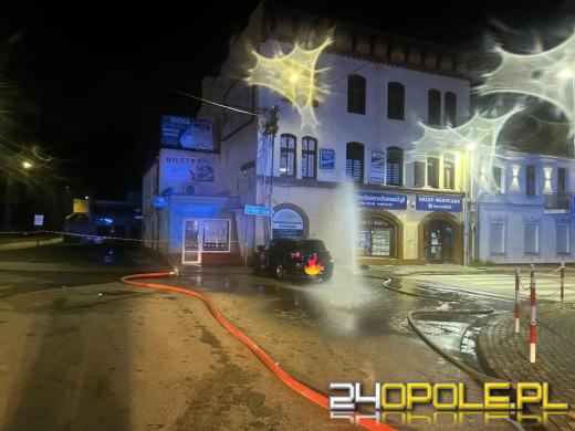 Samochód BMW uderzył w budynek w Kluczborku. Uszkodzona instalacja gazowa