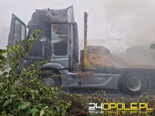 Pożar ciężarówki ze słomą w Pawłowiczkach. Na miejscu 7 zastępów straży pożarnej