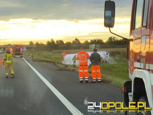 AKTUALIZACJA 21.000 litrów benzyny i oleju na A4. Groźny wypadek z udziałem ciężarówki