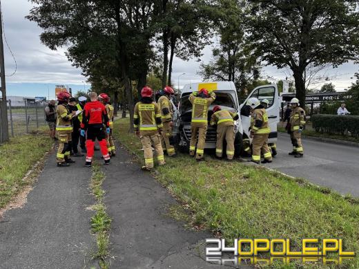 Skręcając wylądował na drzewie. Kolizja na Cmentarnej w Opolu
