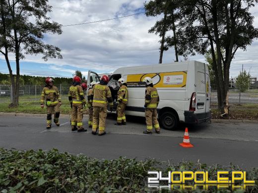 Skręcając wylądował na drzewie. Kolizja na Cmentarnej w Opolu