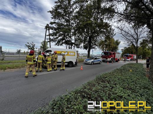 Skręcając wylądował na drzewie. Kolizja na Cmentarnej w Opolu
