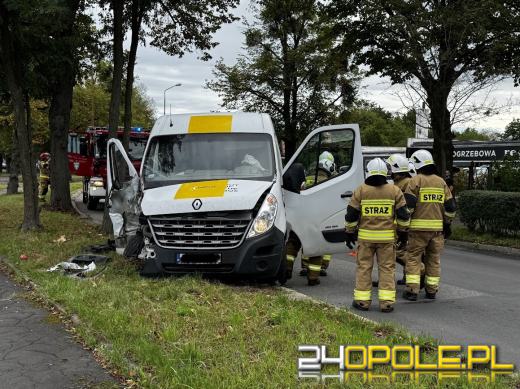 Skręcając wylądował na drzewie. Kolizja na Cmentarnej w Opolu