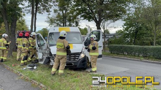 Skręcając wylądował na drzewie. Kolizja na Cmentarnej w Opolu