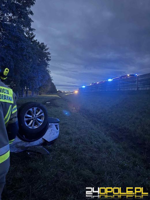 Dachowanie samochodu na A4. Jedna osoba w szpitalu
