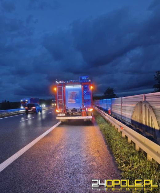 Dachowanie samochodu na A4. Jedna osoba w szpitalu