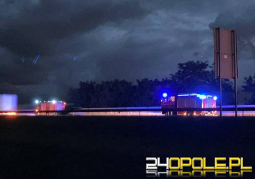 Dachowanie samochodu na A4. Jedna osoba w szpitalu