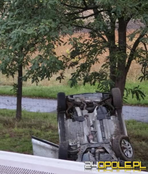 Dachowanie samochodu na A4. Jedna osoba w szpitalu