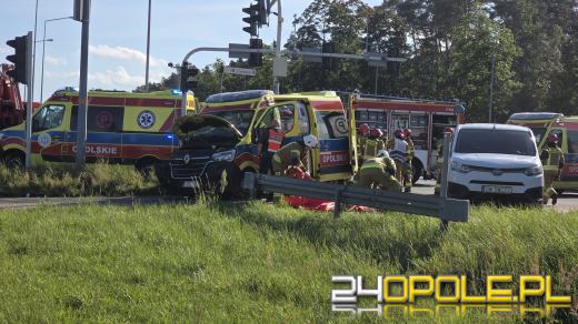Zderzenie karetki i busa na obwodnicy Opola. Interweniował śmigłowiec LPR