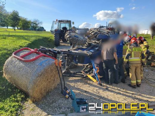 Ciągnik przewrócił się podczas ustawiania beli słomy. Jedna osoba trafiła do szpitala 