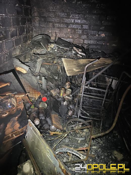 Pożar piwnicy przy ul. Broniewskiego w Kędzierzynie-Koźlu. Jedna osoba poszkodowana