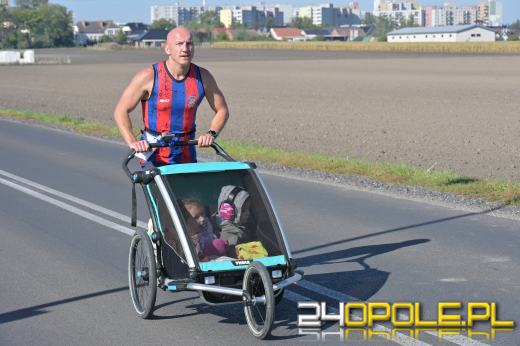 Ponad 1000 uczestników Półmaratonu Opole 2025 przebiegło ulicami Opola (WIDEO)