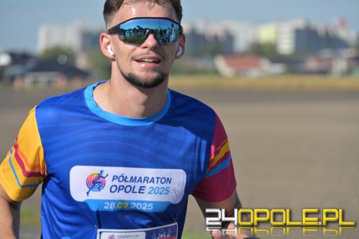 Ponad 1000 uczestników Półmaratonu Opole 2025 przebiegło ulicami Opola (WIDEO)