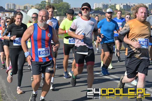Ponad 1000 uczestników Półmaratonu Opole 2025 przebiegło ulicami Opola (WIDEO)