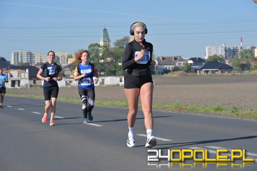 Ponad 1000 uczestników Półmaratonu Opole 2025 przebiegło ulicami Opola (WIDEO)