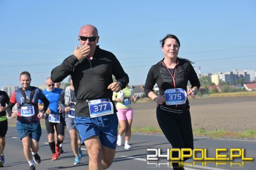 Ponad 1000 uczestników Półmaratonu Opole 2025 przebiegło ulicami Opola (WIDEO)