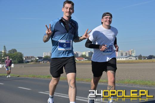 Ponad 1000 uczestników Półmaratonu Opole 2025 przebiegło ulicami Opola (WIDEO)