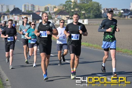 Ponad 1000 uczestników Półmaratonu Opole 2025 przebiegło ulicami Opola (WIDEO)