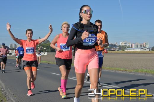 Ponad 1000 uczestników Półmaratonu Opole 2025 przebiegło ulicami Opola (WIDEO)