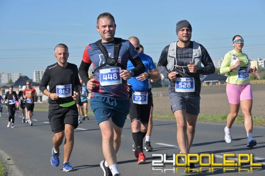 Ponad 1000 uczestników Półmaratonu Opole 2025 przebiegło ulicami Opola (WIDEO)