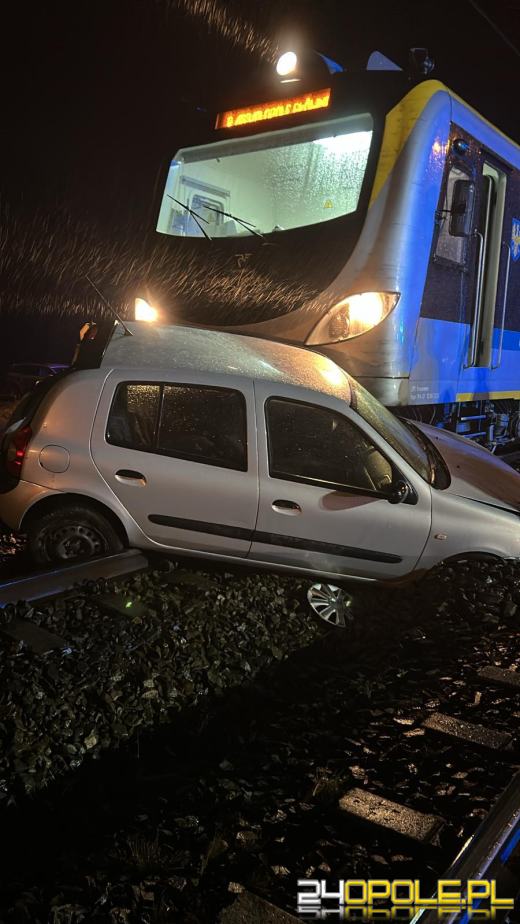 Zderzenie osobówki z pociągiem w Warmątowicach