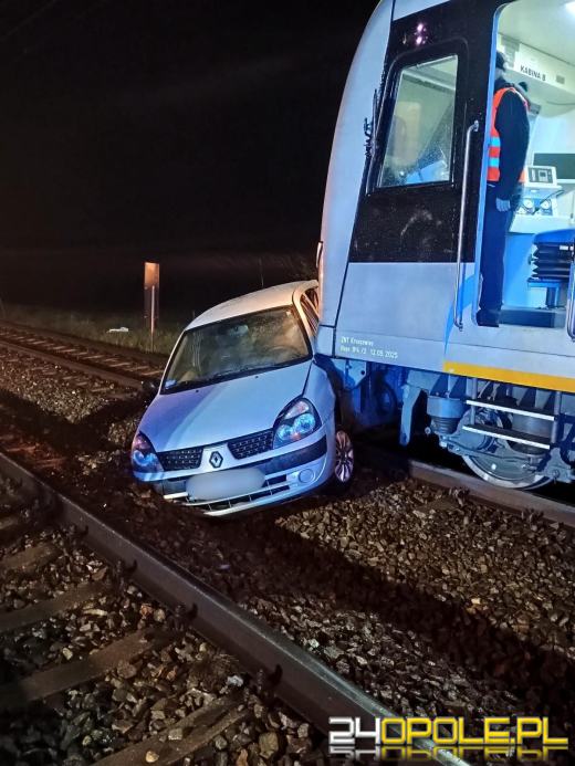 Zderzenie osobówki z pociągiem w Warmątowicach