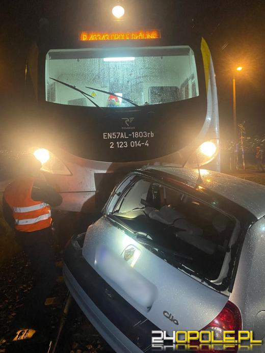 Zderzenie osobówki z pociągiem w Warmątowicach