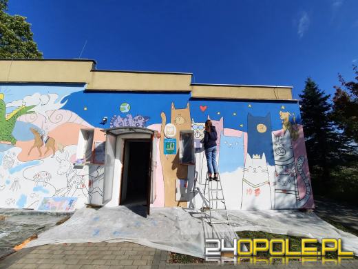 Wspólne malowanie połączyło dzieci, rodziców i artystów