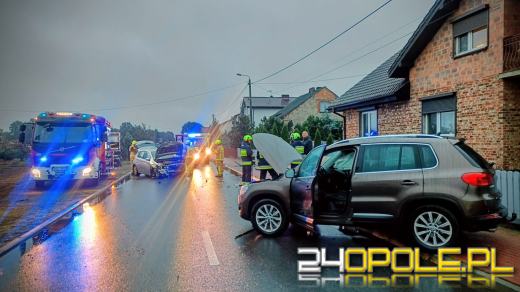 Zderzenie dwóch samochodów w Ganie - jedna osoba trafiła do szpitala