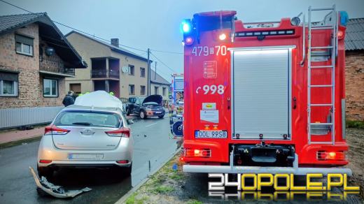 Zderzenie dwóch samochodów w Ganie - jedna osoba trafiła do szpitala