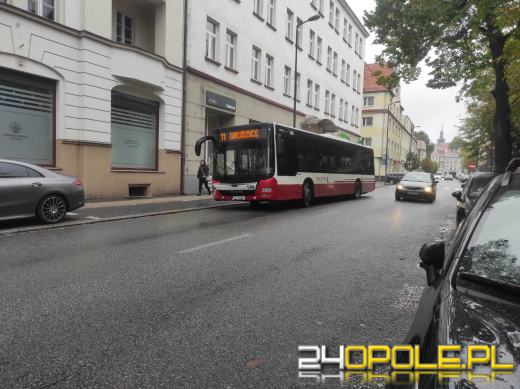 Zderzenie osobówki z autobusem MZK w centrum Opola