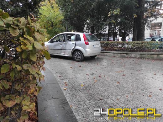 Zderzenie osobówki z autobusem MZK w centrum Opola