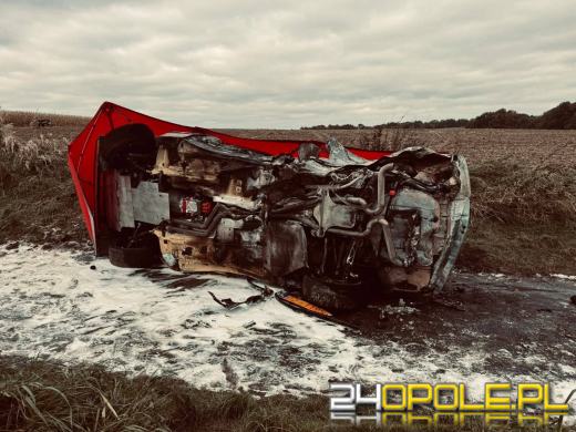 Tragiczne zdarzenie podczas Rajdu Nyskiego. Auto uderzyło w drzewo i stanęło w płomieniach