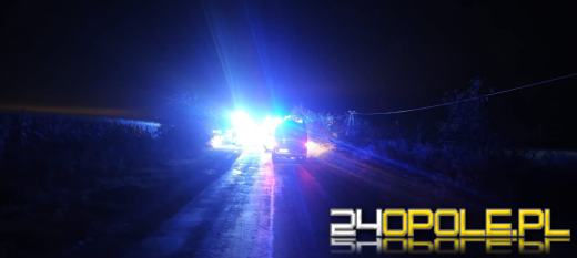 Cysterna wypadła z drogi i przewróciła się na dach. Droga wciąż zablokowana