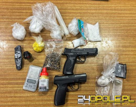 Pół kilograma narkotyków i broń - finał przeszukania 32-latka