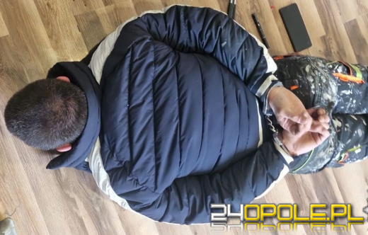 Był poszukiwany, wpadł w swoim mieszkaniu. 41-latek w rękach policji